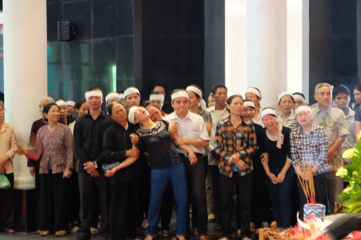 Tiếng gào khóc gọi tên người thân không ngừng, tiếng nhạc hiếu réo rắt…khiến không khí tang thương bao trùm cả khu nhà tang lễ.