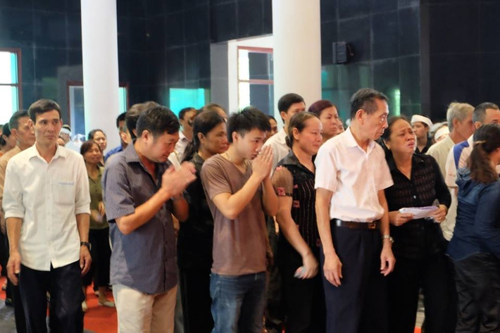 Chẳng ai dám tin rằng, chỉ trong tích tắc, cả 5 người thân của họ đã ra đi mãi mãi để lại sự tiếc thương vô hạn cho người ở lại.