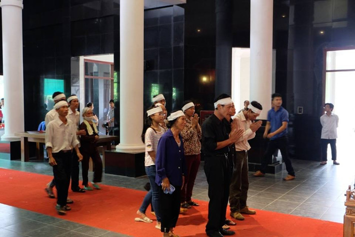 ... ngay cả những người đến dự lễ tang.