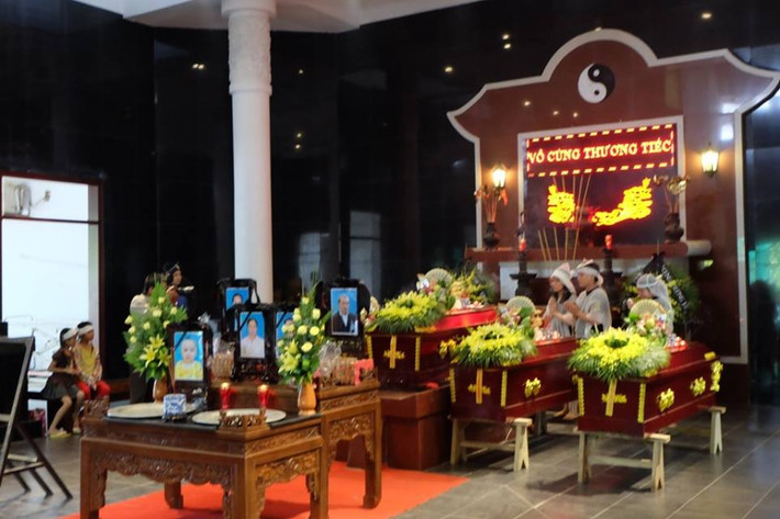 Năm chiếc quan tài, năm di ảnh của ba thế hệ trong một gia đình được đặt cạnh nhau tại nhà tang lễ bệnh viện.