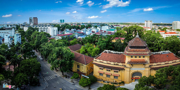 Phố Lê Thánh Tông trước cửa Đại học Dược luôn mát mẻ bởi có nhiều cây xanh. Nền nhiệt tại con phố này chỉ dao động ở mức dưới 35 độ C.