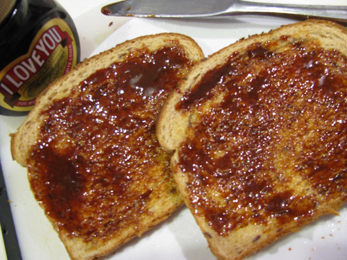 Bánh phết Marmite. Marmite sản phẩm phụ của quá trình sản xuất bia. Marmite về cơ bản là chất bùn từ đáy thùng (hầu hết các nhà máy bia đều vứt bỏ) được cô đặc để ăn. Marmite thành phẩm có dạng bột nhão, màu nâu dính với vị mặn đậm đặc. Chúng thường được dùng để phết lên bánh mì nướng, ăn với pho mát.