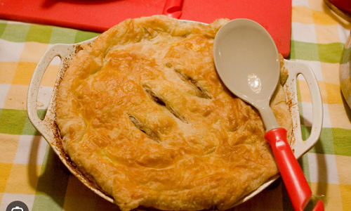 Flipper pie. Flipper Pie là một loại bánh nhân thịt truyền thống của miền Đông Cannada, được làm từ chân chèo hải cẩu. Do chân chèo được thu thập trong mùa săn hải cẩu nên bánh thường chỉ có vào tháng 4 và tháng 5.