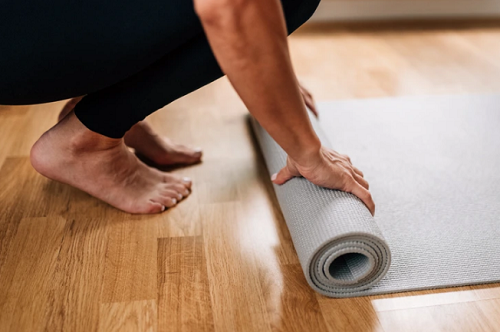 Tăng cường tập luyện. Vận động giúp tiết mồ hôi nhiều hơn. Chuyên gia nhận thấy, mồ hôi giúp làm sạch các tuyến, mang lại mùi tự nhiên cho cơ thể rất tốt.