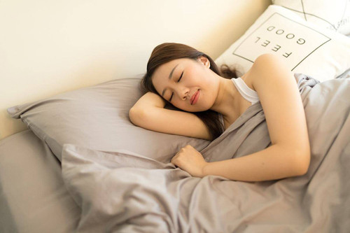 Ngủ đủ giấc. Mùi cơ thể ảnh hưởng trực tiếp bởi trạng thái tinh thần. Nếu lo lắng, căng thẳng hay thiếu ngủ, mùi cơ thể sẽ nồng hơn. Trường hợp này, bạn nên dưỡng thể bằng những giấc ngủ ngon. Chuyên gia cho biết, sử dụng nước hoa oải hương, hoa cúc để phòng thơm tho, góp phần nâng cao chất lượng giấc ngủ rất tốt.
