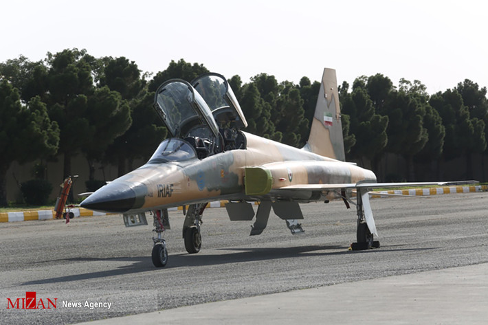 Trước Kowsar, Iran từng chế tạo chiến đấu cơ Saeqeh dựa trên khung của F-5, nhưng điểm khác biệt lớn là nó có thiết kế 2 cánh đuôi đứng. Saeqeh được đưa vào sử dụng trong Không quân Iran từ năm 2007. Ảnh: Mizan News Agency.