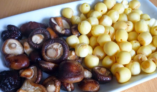 3. Canh gà nấu nấm hạt sen. Nguyên liệu: Gà, cà rốt, cải trắng, đường phèn, muối, đường, bột ngọt, sả, hạt sen, táo tàu, nấm rơm, hành ngò. Ướp thịt với dầu ăn, gia vị trong 30 phút. Bắt nồi gà lên bếp, cho tất cả nguyên liệu vào (trừ nấm và táo tàu). Ảnh: monngontuga.blogspot.com.