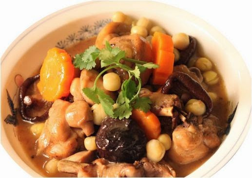 Đậy nắp nồi và om tiếp 10 phút(lưu ý không bỏ nước vào, nước trong rau củ và gà tiết ra là đủ hầm chín). Sau đó bỏ nấm và táo tàu cùng nước vào hầm thêm 10 phút với lửa nhỏ rồi tắt bếp. Ăn kèm bún tươi và hành ngò sẽ rất ngon. Ảnh: toinayangi.vn.