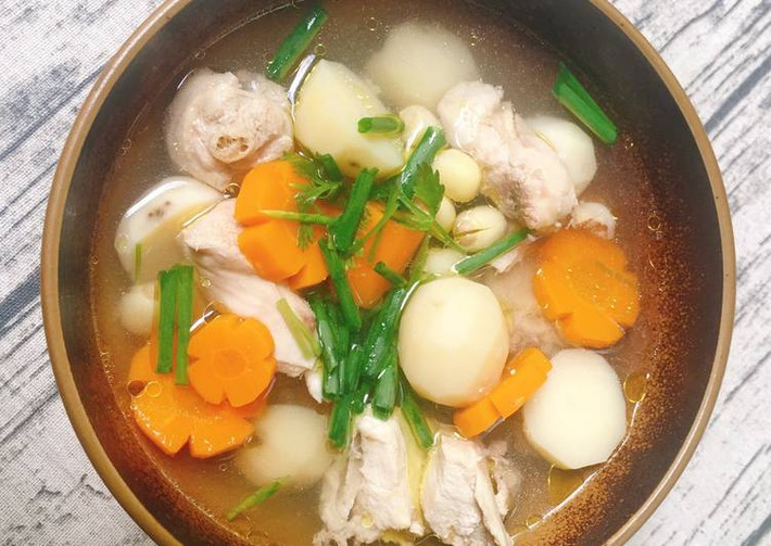 2. Canh gà hầm củ quả. Nguyên liệu: Thịt gà, khoai tây, cà rốt, hạt sen, muối, bột ngọt, hành. Nguyên liệu sẵn sàng sau khi làm sạch, xắt nhỏ thì cho tất cả vào nồi áp suất hầm 20 phút, tắt bếp để tầm 1 giờ sau nêm lại theo khẩu vị. Ảnh: cookpad.com.