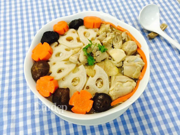 Nước sôi, vặn lửa nhỏ hầm riu riu không đậy nắp nồi và thường xuyên hớt bọt cho nước được trong. Hầm khoảng 30 phút thì nêm gia vị. Khi thấy củ sen mềm thì tắt bếp, cho đầu hành trắng cắt khúc vào. Ảnh: Pinterest.vn.