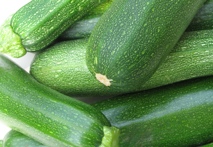 6. Canh xương gà bí xanh. Nguyên liệu: Bí xanh, chân, cổ, cánh gà, mắm tôm, gừng, hành lá, muối. Bí gọt vỏ, cắt khúc vừa ăn. Chân, cổ, cánh gà trụng qua nước sôi, cho nước vào vừa đủ, ninh nhỏ lửa 15 phút, cho gừng ngay từ đầu. Ảnh: songkhoe.com.