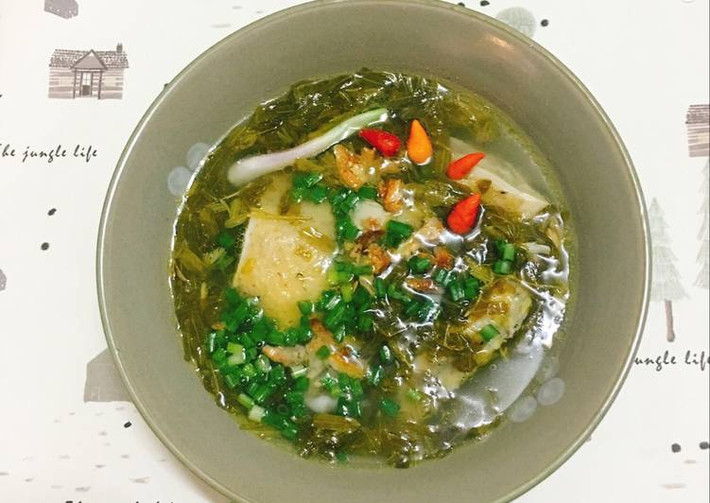 Cho nước vào gà nấu sôi, vớt bọt. Cho thêm muối, mắm, đường vừa đủ. Cho lá me vào, nấu chín cho ra chất chua nêm lại cho vừa khẩu vị. Thêm tỏi phi, hành lá, ớt rồi tắt bếp. Ảnh: cookpad.com.
