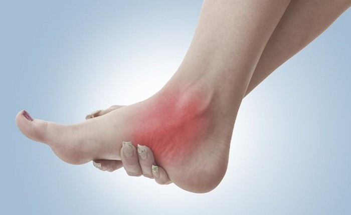 Trị sưng, đau nhức. Dùng lá dâu da xoan tươi 30g, rửa sạch giã nát, trộn với giấm hay rượu đắp lên nơi đau, sưng. Ngày đắp hai lần vào sáng và tối trước khi đi ngủ, mỗi lần đắp khoảng 30 phút. Ảnh: Alobacsy.