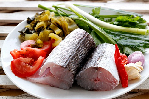 4. Cá đối kho dưa cải chua cay. Nguyên liệu: Cá đối, cải chua, hành tím, hạt nêm, nước mắm, bột ngọt, muối, đường, hành lá, dầu ăn. Cải chua rửa sạch, cắt khúc ngắn khoảng 5cm. Củ hành tím bóc vỏ, rửa sạch, băm nhỏ. Hành lá cắt khúc. Cá đối đánh vảy, làm sạch ruột, bỏ mang. Ướp cá với muối, hạt nêm, nước mắm, đường, hành tím băm để thấm gia vị. Ảnh: thegioiphunu.net.