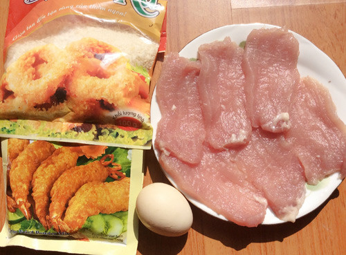 Trứng đập ra bát hoặc 1 cái đĩa sâu lòng, khuấy đều. Bột mỳ và bột chiên xù để ra 2 chiếc bát riêng. Chuẩn bị 1 cái chảo sâu lòng hoặc 1 chiếc nồi nho nhỏ, lần lượt lăn từng miếng thịt qua bột mỳ, trứng và bột chiên giòn và thả vào chảo dầu đang sôi.