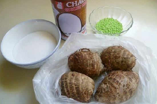 1. Chè khoai sọ bột báng nước dừa. Nguyên liệu: Khoai sọ, bột báng khô, đường cát, nước cốt dừa. Khoai gọt cắt miếng nhỏ vừa ăn (khi gọt vỏ các bạn đeo găng tay nylon vào để đỡ nhớt). Ảnh: toinayangi.vn.