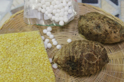 2. Chè khoai sọ đỗ xanh. Nguyên liệu: Khoai sọ, đường, đỗ xanh, trân châu hạt lớn, vani, nước cốt dừa. Trân châu hạt lớn ngâm vào thố nước lạnh khoảng một tiếng. Ảnh: congthucmonngon.com.