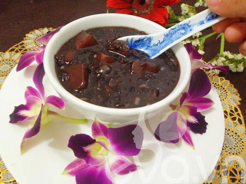 Đổ từ từ nước cốt dừa vào nồi chè, vừa đổ vừa khuấy đến khi đặc lại, bạn nêm nếm lại đường cho vừa ăn. Đun khoảng thêm 5 phút thì tắt bếp, thêm ống vani vào, dùng muôi khuấy nhẹ tay. Múc chè ra bát, rắc vài cọng dừa sợi lên bề mặt, dùng nóng hay nguội đều ngon.