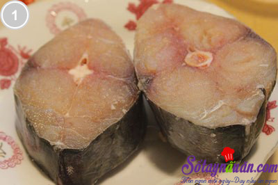5. Cá kho cùi dừa. Nguyên liệu: Cá thu, dứa, cùi dừa, nước mắm, muối, đường, hạt tiêu, ớt bột, hành lá, hành khô, ớt quả. Cá rửa sạch, ướp vào một thìa nhỏ muối trong vòng 30 phút. Cùi dừa thái miếng vừa ăn, giữ lại nước dừa để kho cá. Dứa gọt vỏ, bỏ mắt rồi thái lát mỏng vừa ăn. Ảnh: sotaynauan.com.