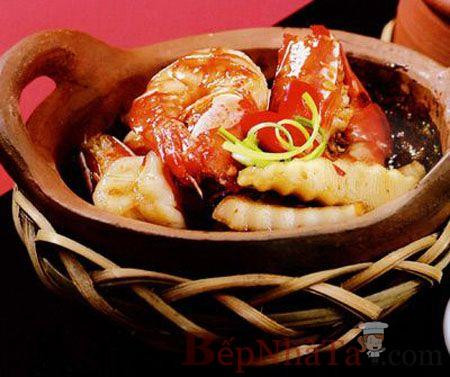 Hành củ thái lát phi thơm cùng chút dầu ăn, sau đó cho tôm vào đảo đều. Khi tôm chuyển màu đỏ vàng, thì đổ dừa vào tiếp tục đảo đều. Thêm chút nước dừa hoặc nước lọc để tôm chín kỹ. Tôm rang cùi dừa khoảng 15 phút, khi thấy nước cạn thì tắt bếp, rắc một ít hành lá thái nhỏ vào rồi cho ra đĩa. Ảnh: bepnhata.com.