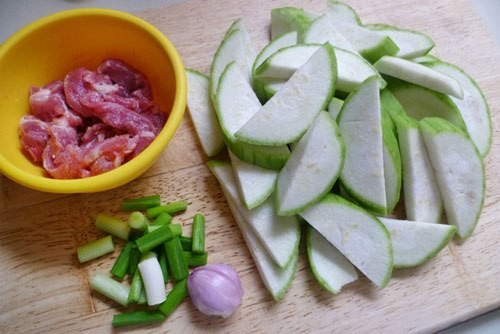 2. Canh mướp hương nấu thịt. Nguyên liệu: Mướp hương, thịt ba chỉ, hành hoa, gừng, muối, hạt nêm. Thịt ba chỉ rửa sạch băm nhỏ. Hành gừng rửa sạch thái nhỏ, mướp thái miếng vuông. Đun nóng chảo, thêm dầu ăn, bỏ hành, gừng xào thơm, rồi bỏ thịt vào và đảo đều trong 5 phút. Ảnh: Hervietnam.com.