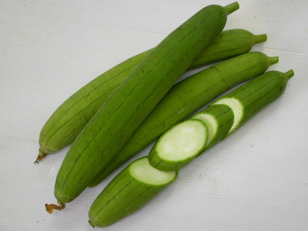 1. Canh mướp nấu tôm khô. Nguyên liệu: Mướp hương, tôm khô, hạt kỳ tử, gia vị. Mướp gọt vỏ, bổ đôi rồi thái vát miếng vừa ăn. Tôm khô để đổ nước ấm cho ngập. Ngâm khoảng 20 phút. Dùng tay bóp nhẹ tôm, để ra hết cát, cặn bẩn, vắt khô. Sau đó, cho tôm vào cối giã nhẹ. Ảnh: Xonxen.net.