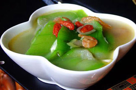 Phi thơm ít hành củ khô, nhớ cho thật ít dầu. Tiếp đến cho nước vừa đủ dùng, thêm tôm khô, đun sôi. Nồi canh sôi thì hạ bớt lửa, để liu riu để tôm ra chất ngọt. Sau đó thả mướp, nêm gia vị. Khi ăn rắc ít hạt tiêu, hành lá cắt nhỏ. Món canh từ mướp hương này được rất nhiều người ưa chuộng. Ảnh: toinayangi.vn.
