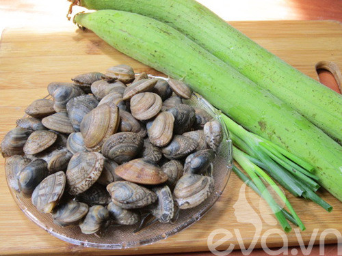 4. Canh mướp nấu ngao. Nguyên liệu: Mướp hương, ngao, đậu Hà Lan, kỷ tử, hạt nêm. Ngao mua về cọ rửa sạch. Đặt nửa nồi nước lên bếp, cho vài lát gừng, cho ngao vào. Đun nước sôi ngao sẽ mở miệng. Phần nước luộc ngao bạn chắt lấy nước trong, bỏ gừng và phần cặn dưới đáy. Ảnh: Eva.vn.