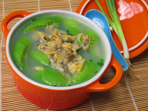 Mướp nạo vỏ thái miếng dày. Đậu Hà Lan rửa sạch. Cho nồi nước luộc ngao lên bếp đun, nêm chút hạt nêm rồi cho mướp, đậu Hà Lan và hạt kỷ tử vào. Nấu sôi trong 1 phút. Sau đó cho ngao vào cùng. Nêm nếm lại vừa ăn, nước sôi thì tắt bếp. Ảnh: 7monngonmoingay.info.