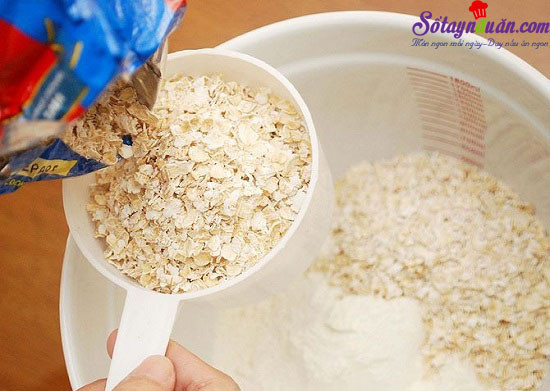 2. Bánh quy cereal. Nguyên liệu: Bơ nhạt, đường trắng, mật ong, muối, cornflakes, nho khô, cherry, hạnh nhân lát nướng vàng, hạt dưa hoặc hạt bí đã bóc vỏ, bột mỳ đa dụng. Ảnh: sotaynauan.com.