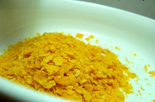 1. Gà chiên ngũ cốc. Nguyên liệu: Đùi gà, trứng gà, bột chiên giòn, ngũ cốc loại nhạt, hạt nêm, tiêu, đường, ớt bột. Đùi gà rửa sạch, luộc sơ qua, khía vài đường trên đùi để gà ngấm gia vị tốt hơn. Ảnh: 24h.com.vn.