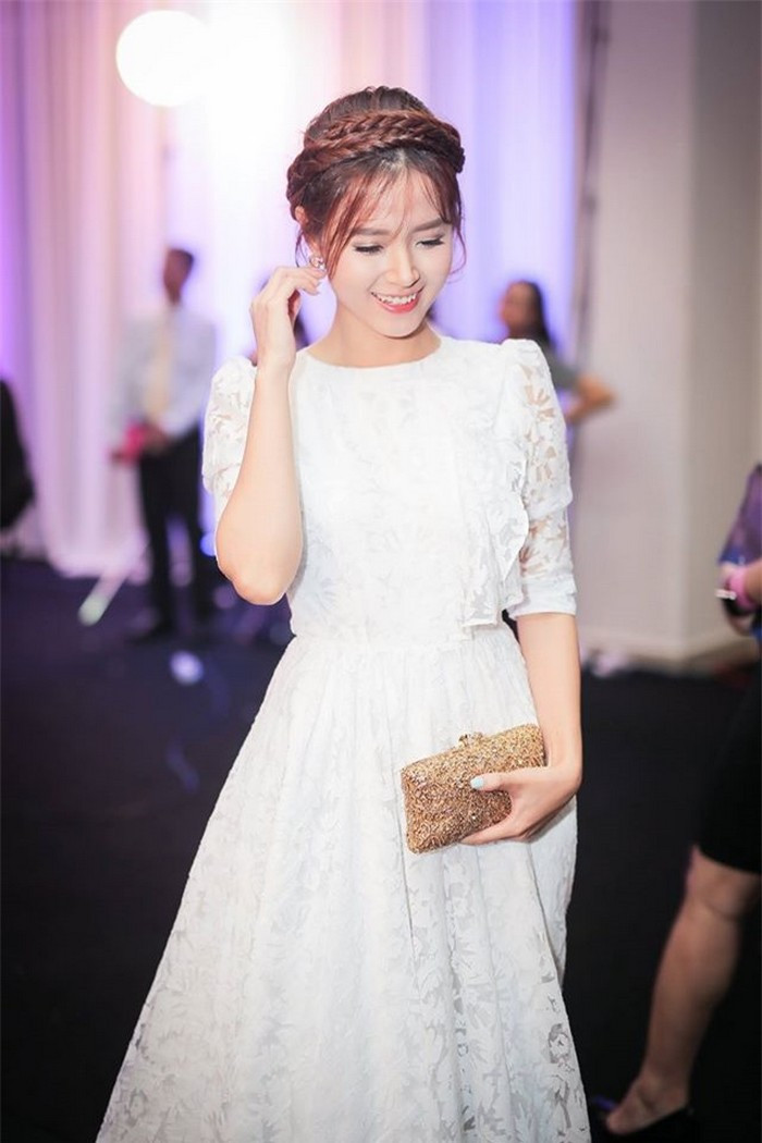 Sau khi chia tay thiếu gia Phan Thành, Midu quay trở lại con đường nghệ thuật. Cô đóng phim, dự sự kiện và thực hiện những dự án kinh doanh của mình. Trở thành bà chủ của một thương hiệu thời trang, Midu cũng trở nên xinh đẹp hơn, duyên dáng và quyến rũ hơn rất nhiều. Ảnh: Kenhsao.