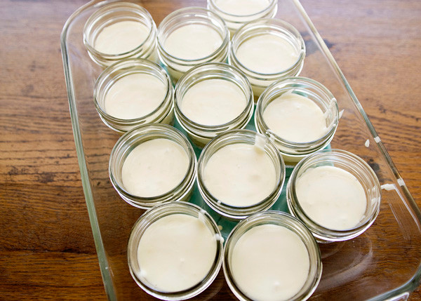 Làm nóng sữa công thức bằng lò vi sóng 10-15 giây sau đó từ từ đổ sữa công thức vào hỗn hợp trứng bột ngô trên. Hỗn hợp sữa công thức, bột ngô và lòng đỏ trứng vừa thu được đem lọc qua rây cho mịn. Sau đó đun hỗn hợp trên lửa nhỏ và khuấy đều tay. Ảnh: bakedbree.com.