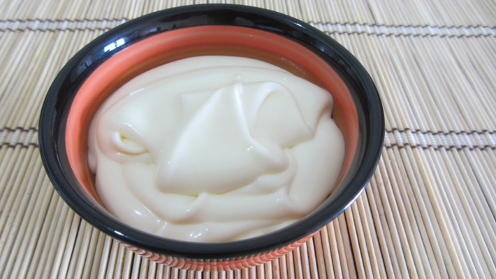 1. Cách làm váng sữa từ sữa bột. Nguyên liệu: Sữa bột, bột năng (bột bắp), wipping cream. Đong nước ấm với 8 thìa gạt sữa bột mà bé đang dùng. Như vậy là sữa sẽ đặc gấp đôi công thức bình thường mẹ hay cho bé ăn. Đổ 1 ít sữa vào phần bột năng, khuấy đều cho tan bột. Ảnh: chuyengiaamthuc.com.