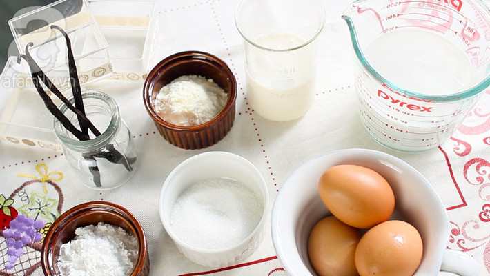 2. Làm váng sữa từ lòng đỏ trứng gà. Nguyên liệu: Lòng đỏ trứng, sữa công thức, bột ngô, wipping cream, đường glucose. Tách riêng lòng đỏ trứng gà rồi đánh tan. Rây bột ngô vào lòng đỏ trứng rồi trộn đều. Cho từng chút đường vào hỗn hợp và tiếp tục trộn đều. Ảnh: afamily.vn.