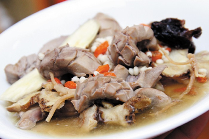 Thận lợn, hạnh nhân, đỗ trọng. Dùng 2 quả thận lợn làm sạch thái nhỏ và cho vào nồi nấu chín cùng với 30g hạnh nhân và 15g đỗ trọng. Bài thuốc này vừa có tác dụng với những người mắc chứng tiểu dắt, có tác dụng với cả người liệt dương. Ảnh: Hyflex.