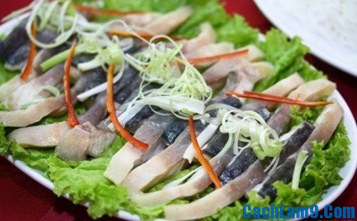 2. Lẩu cá chình. Nguyên liệu: Cá chình, sả, củ cải trắng, mồng tơi, hành tím, xương lợn, gia vị. Làm sạch cá chình bằng muối, thái khúc, luộc với sả cho hết mùi tanh, bày ra đĩa. Ảnh: CachLam9.com.