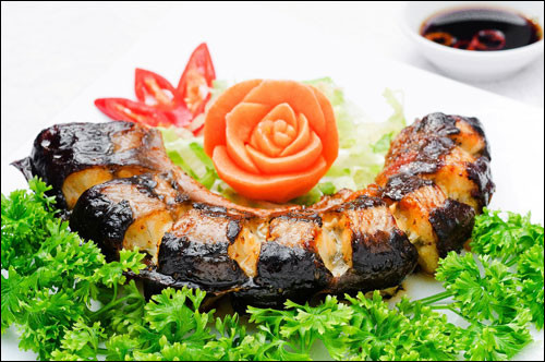 Đặt cá vào vỉ nướng rồi cho vào lò nướng. Trong quá trình nướng dùng cọ quét đều nước ướp cá và dầu ăn lên cá để cá chín mềm. Nướng đến khi miếng cá ngả màu vàng đều là được. Ăn cá nướng cùng muối tiêu chanh và lá húng lủi. Ảnh: 7monngonmoingay.net.
