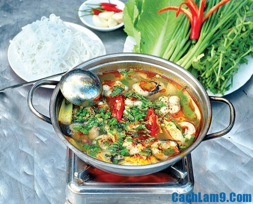 Hầm xương lợn với củ cải trắng, sả cây để lấy nước, vớt hết xương, nêm gia vị. Nhặt, rửa sạch mồng tơi, xếp ra đĩa. Khi nào thưởng thức cho nước dùng vào nồi, cho hành tím vào, đun sôi, nhúng cá, rau. Ảnh: CachLam9.com.