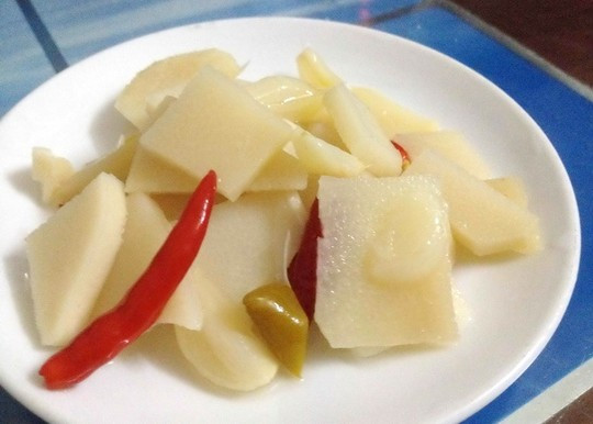 3. Cá chình om măng chua. Nguyên liệu: Cá chình, măng chua, cà chua, thì là, hành tím, gia vị. Cá chình làm sạch, cắt khúc, ướp muối, mì chính. Măng chần qua, xé miếng vừa ăn. Làm sạch cá chình bằng muối, thái khúc, luộc với sả cho hết mùi tanh, bày ra đĩa. Ảnh: 7monngonmoingay.info.