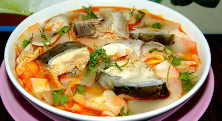 Phi thơm hành cà. Cho măng vào đảo cùng, nêm nếm hạt nêm, nước mắm vừa ăn. Đổ nước vừa ăn, đun sôi rồi thả cá đã ướp vào. Đun canh cá cho sôi trở lại rồi rắc hành lá, thì là vào và tắt bếp. Ảnh: tuanlocseafood.vn.
