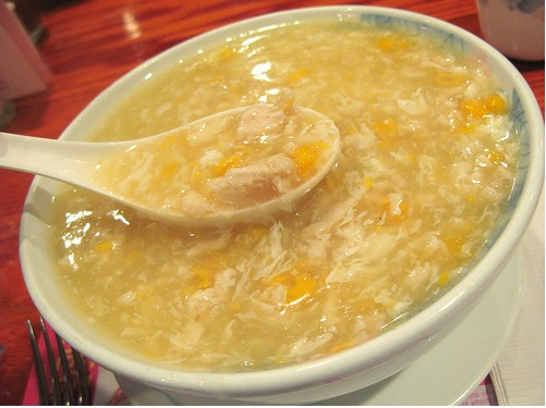 Cho vào ngô bóp kỹ lọc lấy bột ngô, bỏ bã. Đậu phụ lạng mỏng, rán giòn, băm nhỏ. Bắc nồi bột ngô lên bếp, đun sôi, bột đao hòa nước đổ vào nồi, quấy đều hơi sánh, nêm vừa mì chính. Múc ra bát, rắc đậu phụ lên trên ăn nóng. Ảnh: Subin.vn.