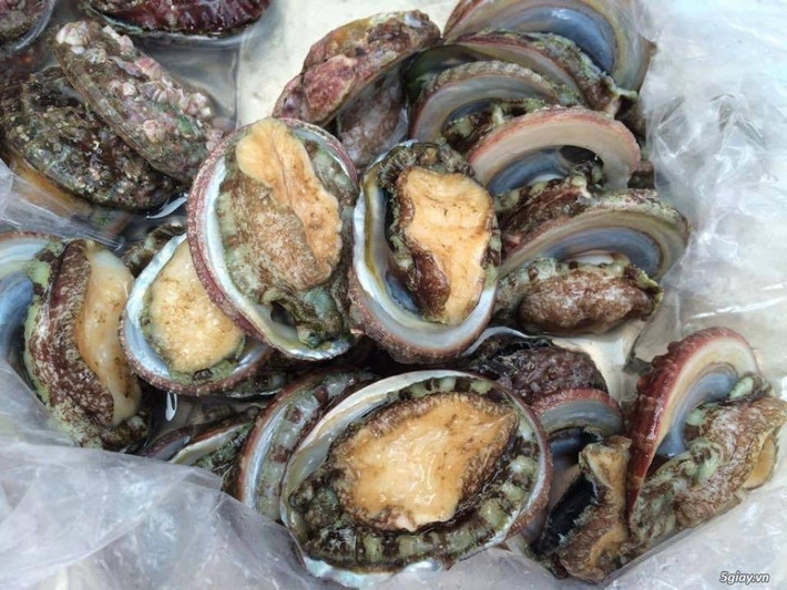 3. Bào ngư nấu nước dùng gà. Nguyên liệu: Bào ngư, măng khô, đậu phụ, nấm mướp tàu, lạc, dầu lạc, cà rốt, bột đao, rau mùi, gia vị. Măng khô ngâm kỹ, luộc nhừ, khía song song, thái phên. Nấm hương ngâm rửa, cắt đôi. Đậu phụ chiên vàng, thái bằng miếng măng. Ảnh: travel.com.vn.