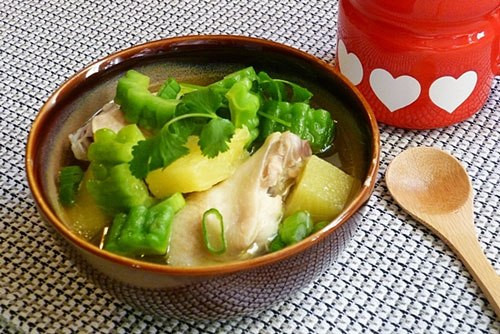 Trong khi nấu thỉnh thoảng vớt bọt cho nước canh được trong, sau đó cho dứa vào nấu cùng thêm khoảng 5 - 7 phút, cuối cùng cho khổ qua vào nấu khoảng 1 - 2 phút là được, nêm gia vị. Múc canh ra bát, trên rắc rau mùi, dùng nóng hay nguội đều ngon. Ảnh: 7monngonmoingay.com.