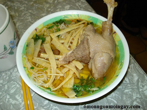 Cải bắp, su hào, giá rửa sạch, cho vào nấu cùng nước dùng gà. Để sôi lại cho măng, đậu phụ vào, nêm gia vị. Bột đao hòa nước cho vào quấy đều đun sôi. Bột chín hơi sánh, múc ra bát, ăn nóng. Ảnh: 6monngonmoingay.com.