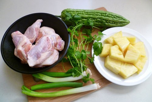 4. Dứa, khổ qua nấu dùng gà. Nguyên liệu: Dứa, khổ qua, nước dùng gà, thịt gà, hạt nêm, muối, rau mùi. Gà xát muối rửa sạch, để ráo rồi chặt miếng vừa ăn. Ảnh: Bestslim.org.