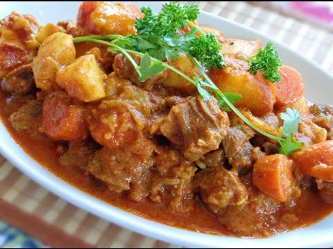 6. Bò nấu sữa tươi: Cho bắp bò (1kg) cùng gừng đập dập vào nồi, đổ nước ngang mặt thịt bò, rồi đậy nắp hầm khoảng 45 phút. Bắp bò chín vớt ra để nguội, thái lát. Phi thơm bơ với tỏi, thả bắp bò vào xào, cho nước hầm bò, ớt chuông thái hạt lựu vào nấu đến khi nước còn xăm xắp. Cho tiếp 1 lít sữa tươi có đường vào, nêm hạt nêm, muối vừa ăn, đợi sôi tắt bếp. Ảnh: cachlammonngon.vn.