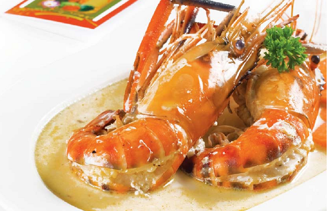 4. Tôm hấp sữa tươi: Bạn chỉ cần phi bơ tỏi cho thơm rồi đổ sữa tươi vào đun sôi lên, thêm chút bột canh. Tiếp đó xếp tôm vào 1 chiếc đĩa sâu lòng, đổ sữa vừa đun lên săm sắp mặt tôm rồi đem hấp. Thấy tôm đỏ lên, hơi co lại là được. Món này ăn khi vừa chín tới, còn nóng sốt rất ngon. Ảnh: Kieu.com.