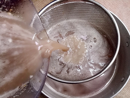 4. Canh cua rau dền đỏ. Nguyên liệu: Rau dền đỏ, cua đồng, hành khô, gia vị, hạt nêm. Cua sơ chế sạch, khều gạch cua để riêng. Giã nhuyễn cua với một thìa muối. Cho lượng nước đủ ăn vào cua đã giã nhuyễn, khoắng đều rồi lọc bỏ bã qua 1 cái rây. Ảnh: 24h.com.vn.