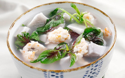 Phi thơm hành băm với dầu trong nồi, cho tôm vào xào săn, cho nước vào nấu sôi, cho khoai vào nấu khoảng 10 phút, nêm gia vị. Phi phần hành băm còn lại, khi khoai chín, cho rau dền vào nồi, nêm thêm nước mắm và hành phi còn lại vào. Ảnh: giadinh.net.vn.